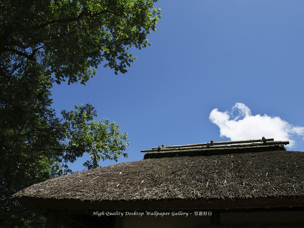 「夏空の茅葺屋根」の壁紙/Wallpaper of Thatched Roof of the Water Wheel in Shinshu (1024×768)