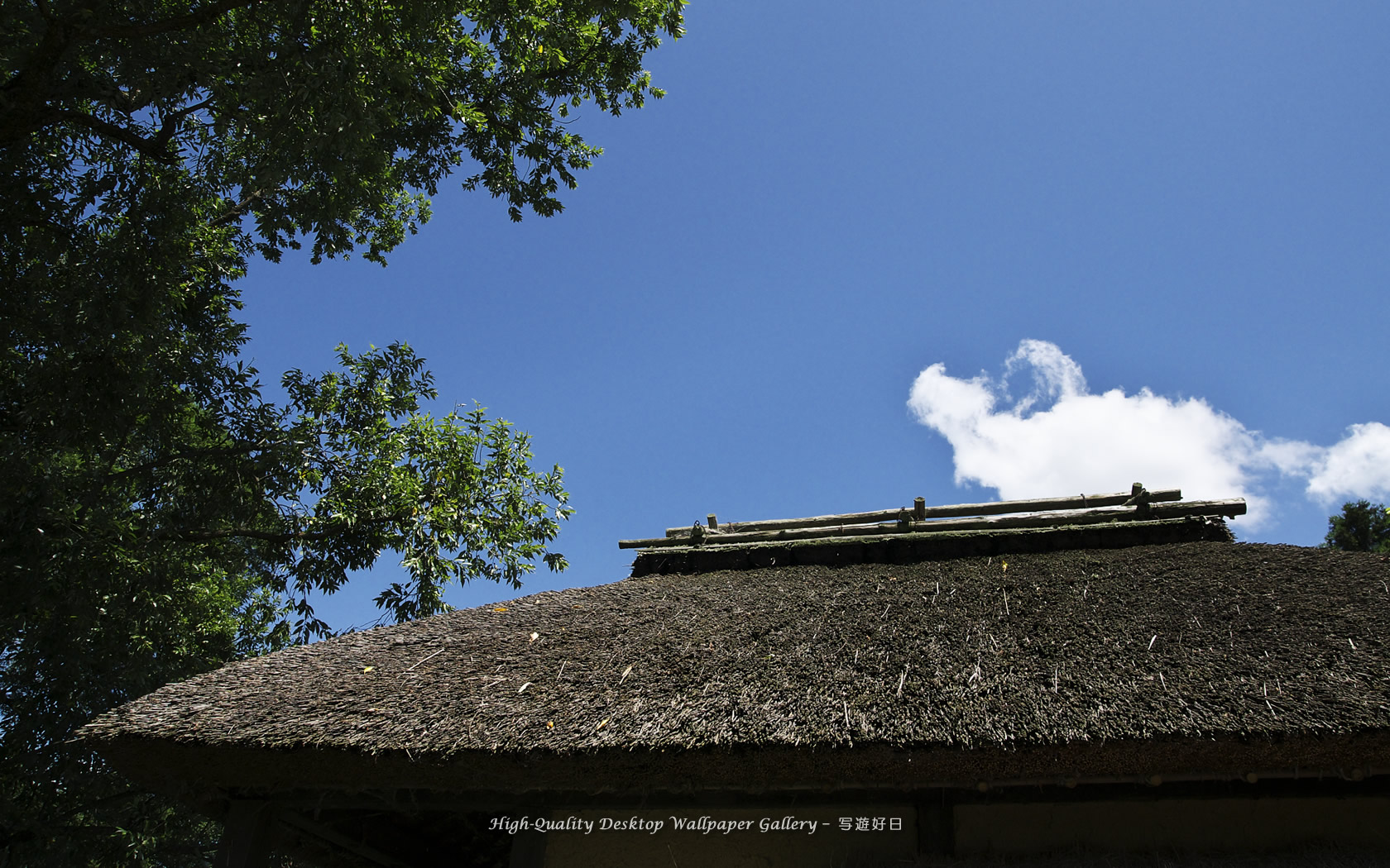 「夏空の茅葺屋根」の壁紙/Wallpaper of Thatched Roof of the Water Wheel in Shinshu (1680×1050)