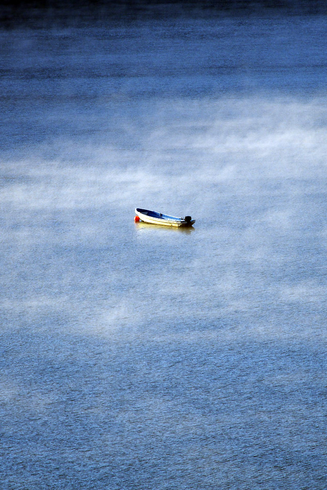 iPhone用高画質壁紙「湖面の小舟-Boat」